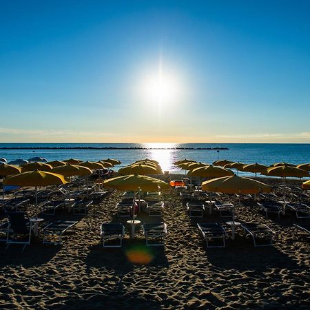 Hotel Holiday مارتينسيكورو المظهر الخارجي الصورة