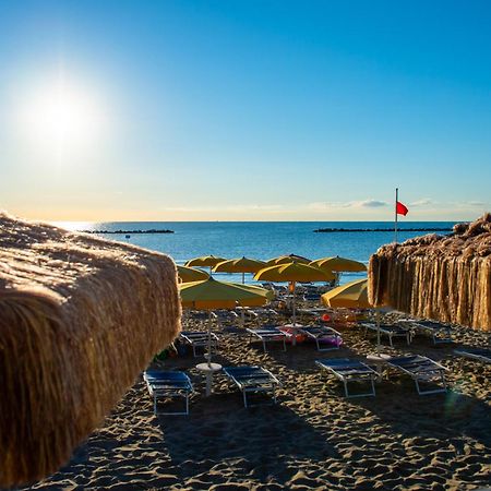 Hotel Holiday مارتينسيكورو المظهر الخارجي الصورة