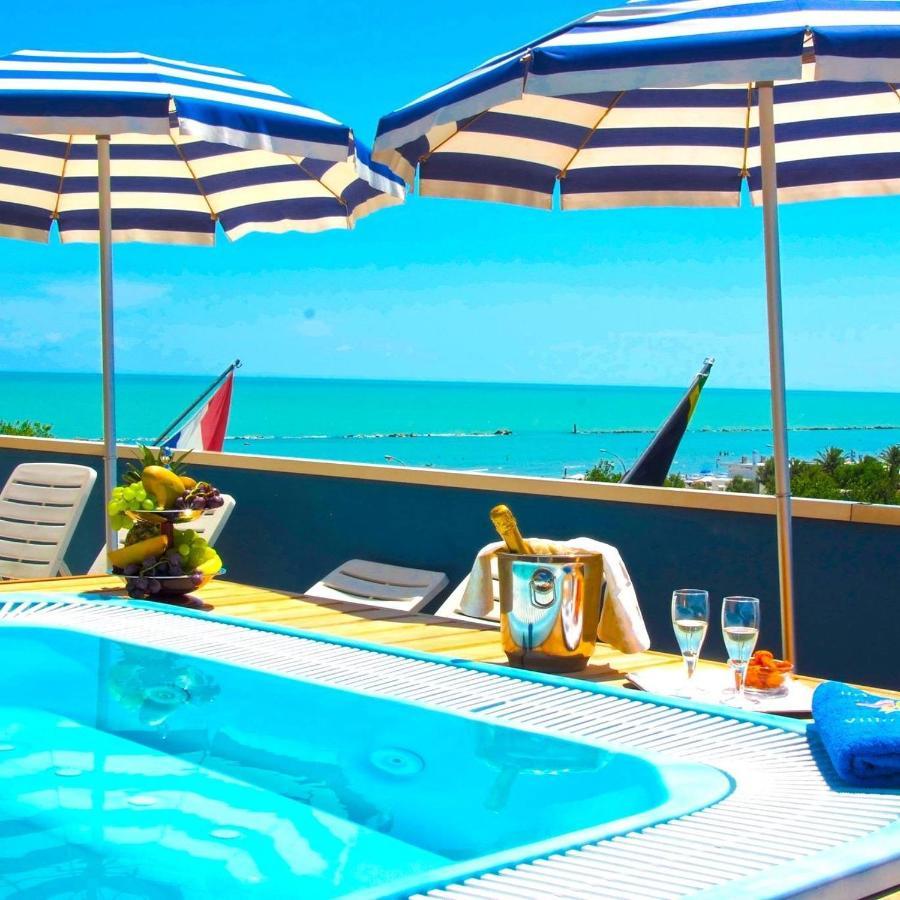 Hotel Holiday مارتينسيكورو المظهر الخارجي الصورة
