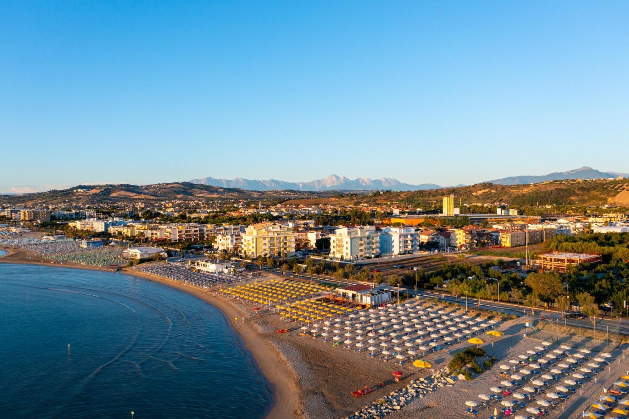 Hotel Holiday مارتينسيكورو المظهر الخارجي الصورة