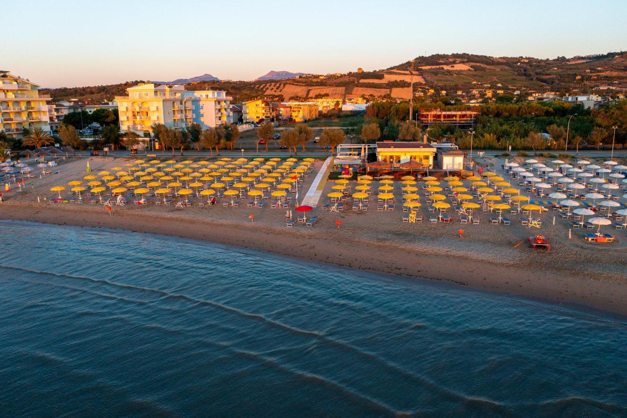 Hotel Holiday مارتينسيكورو المظهر الخارجي الصورة