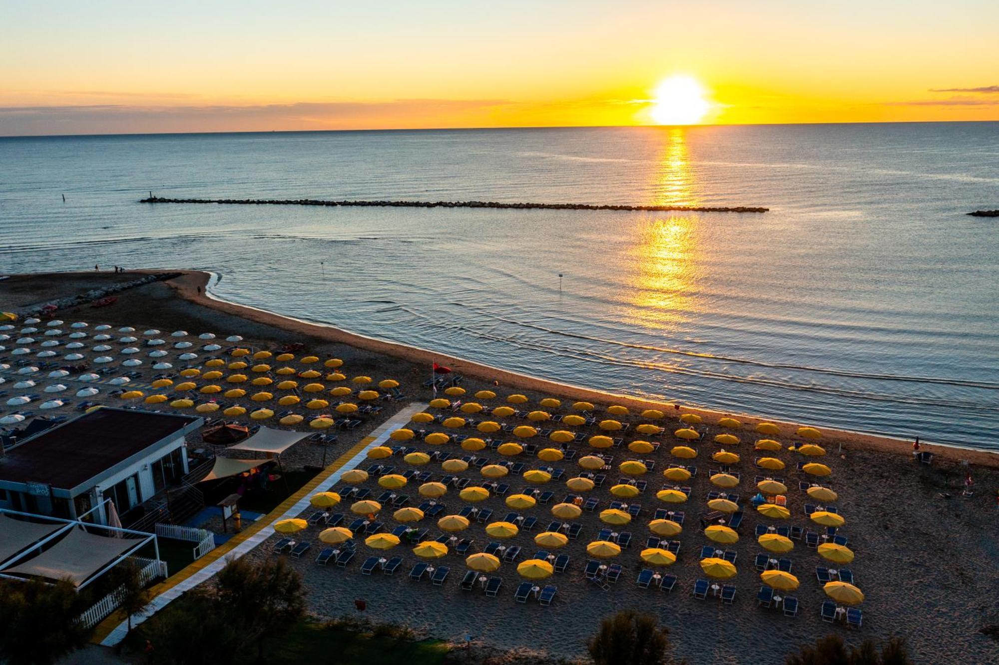 Hotel Holiday مارتينسيكورو المظهر الخارجي الصورة