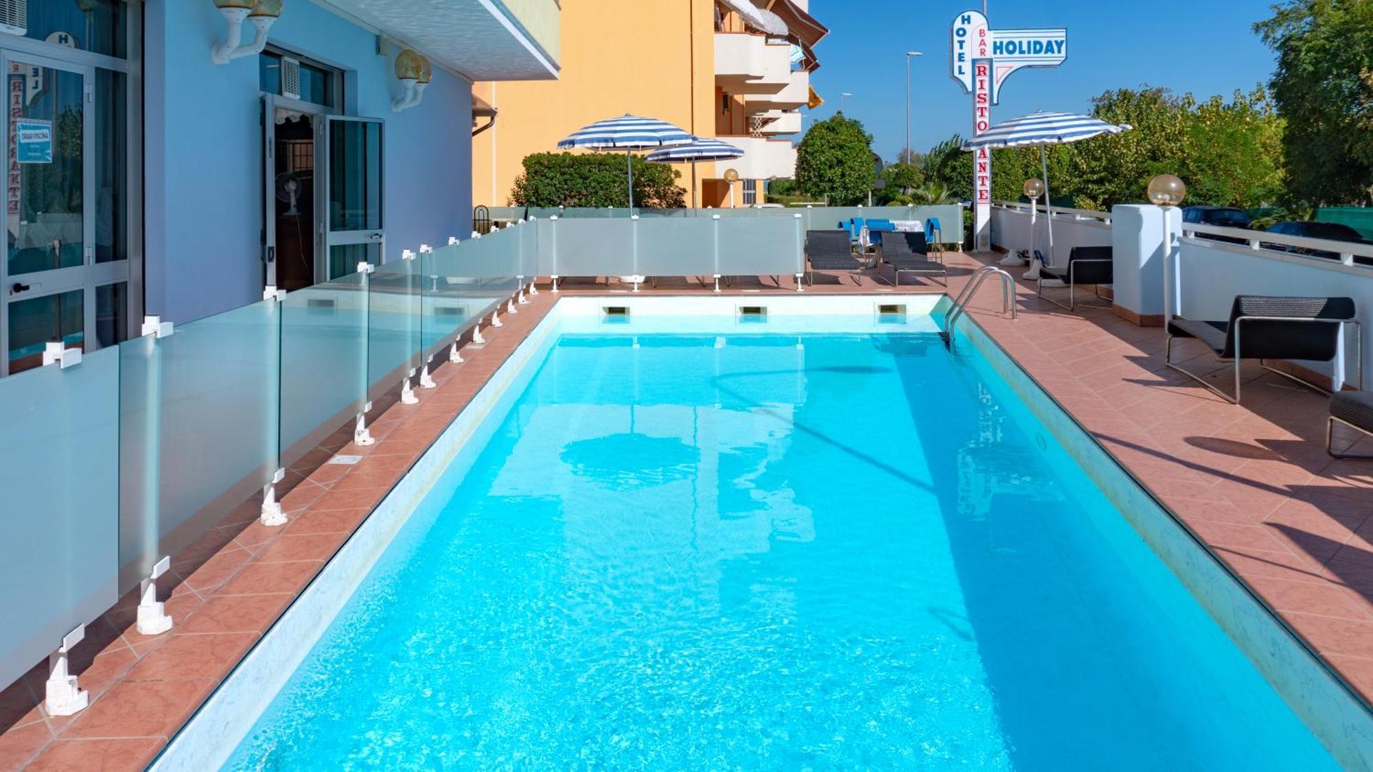 Hotel Holiday مارتينسيكورو المظهر الخارجي الصورة