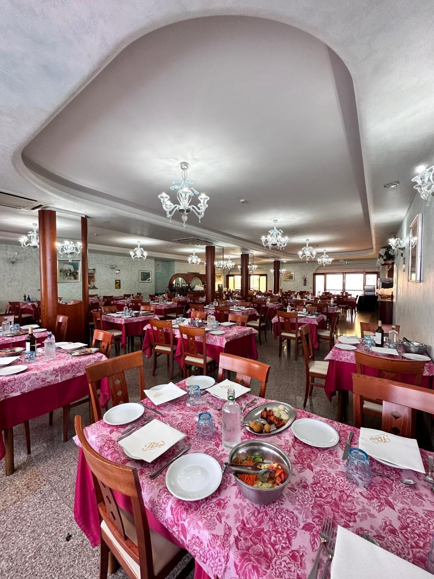 Hotel Holiday مارتينسيكورو المظهر الخارجي الصورة