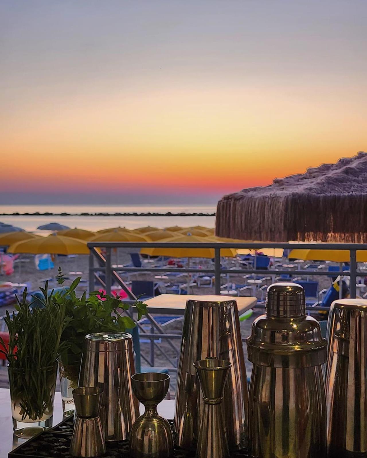 Hotel Holiday مارتينسيكورو المظهر الخارجي الصورة