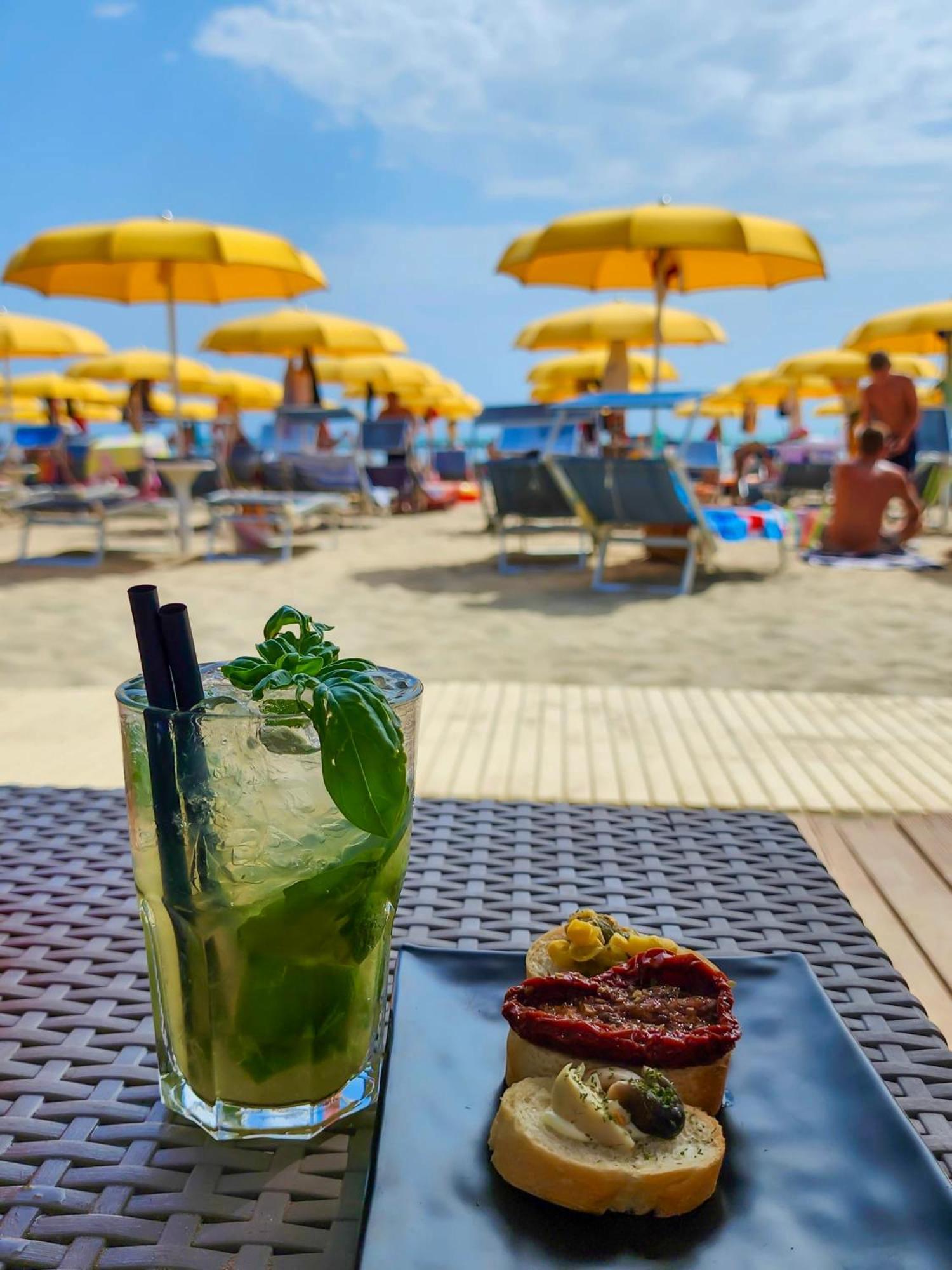 Hotel Holiday مارتينسيكورو المظهر الخارجي الصورة