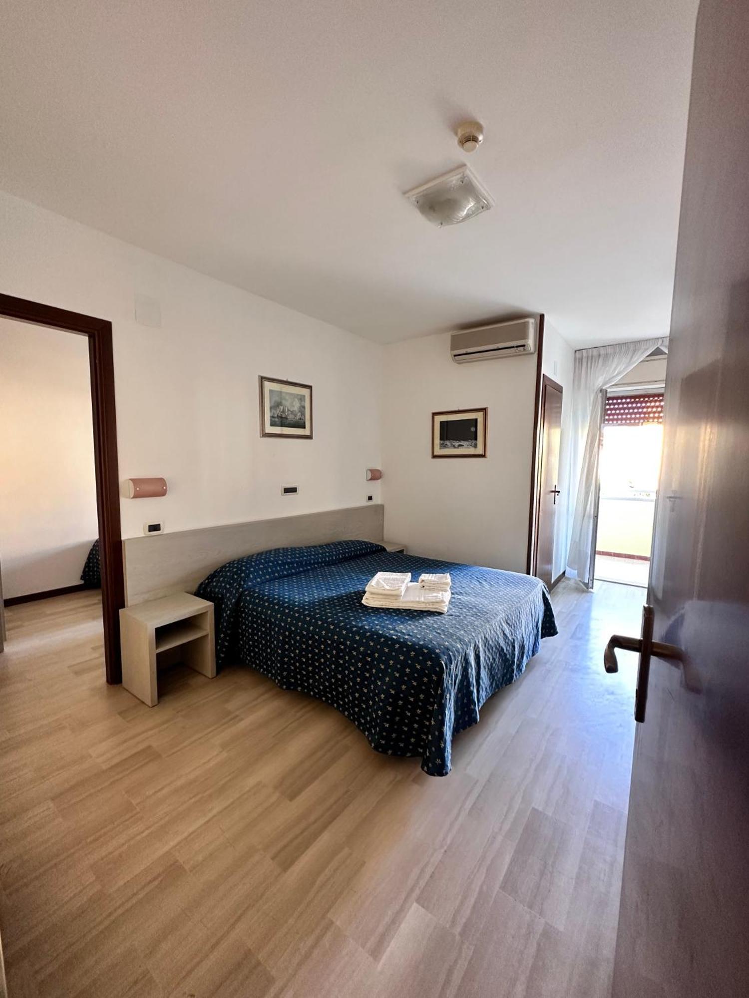 Hotel Holiday مارتينسيكورو المظهر الخارجي الصورة