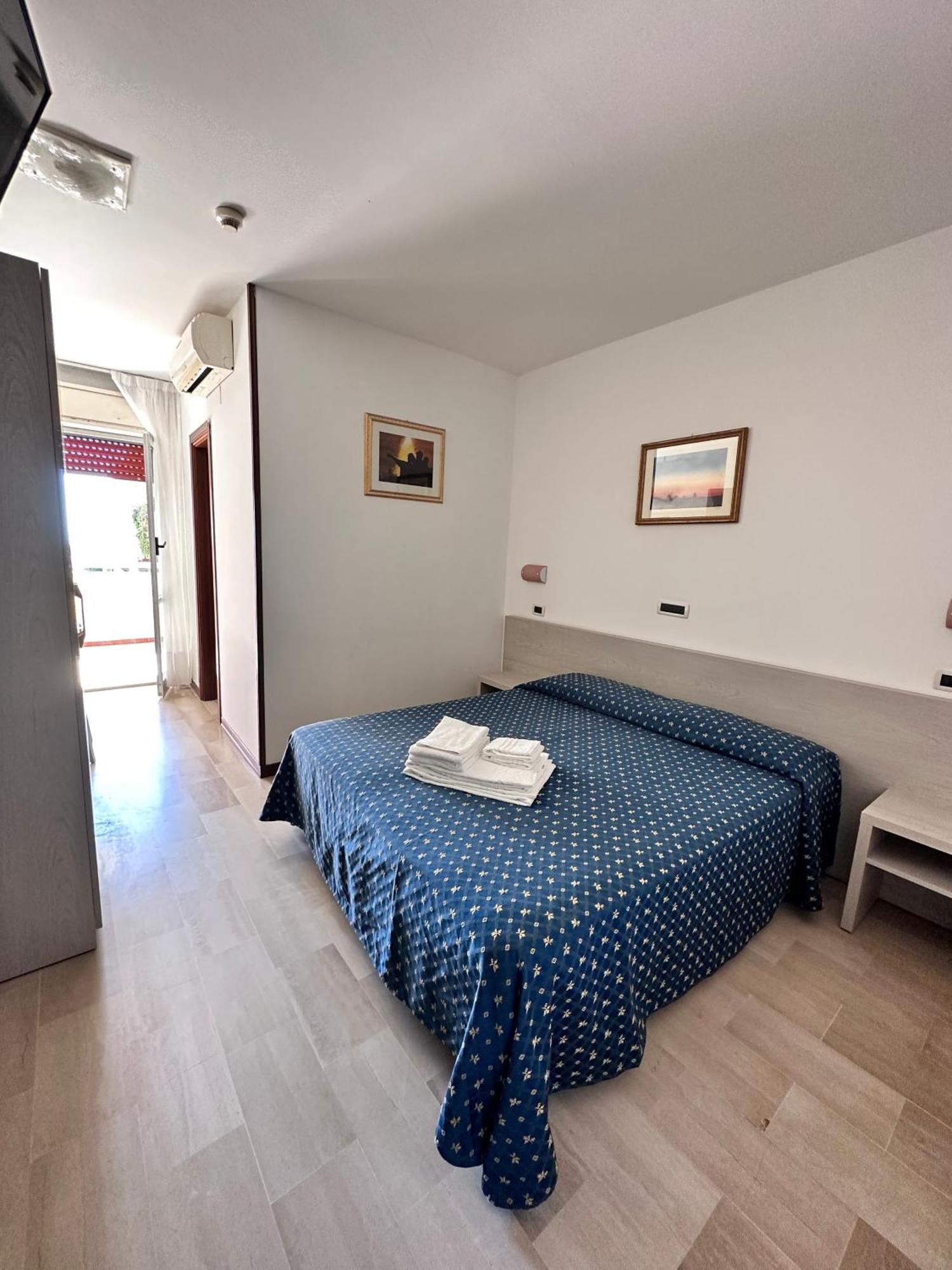 Hotel Holiday مارتينسيكورو المظهر الخارجي الصورة
