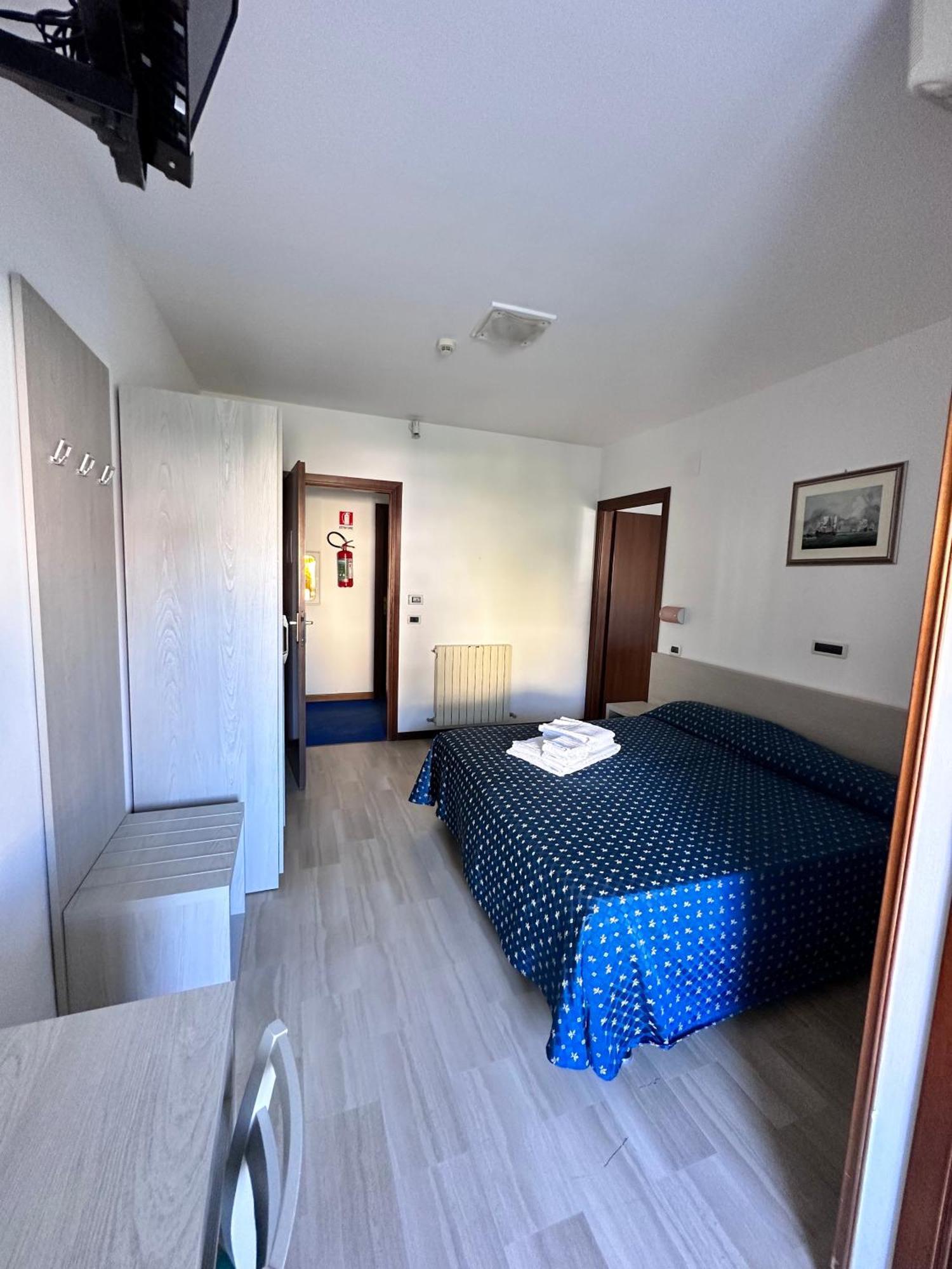 Hotel Holiday مارتينسيكورو المظهر الخارجي الصورة