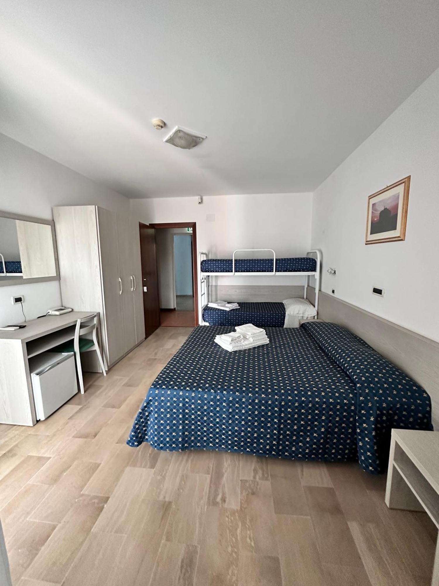 Hotel Holiday مارتينسيكورو الغرفة الصورة
