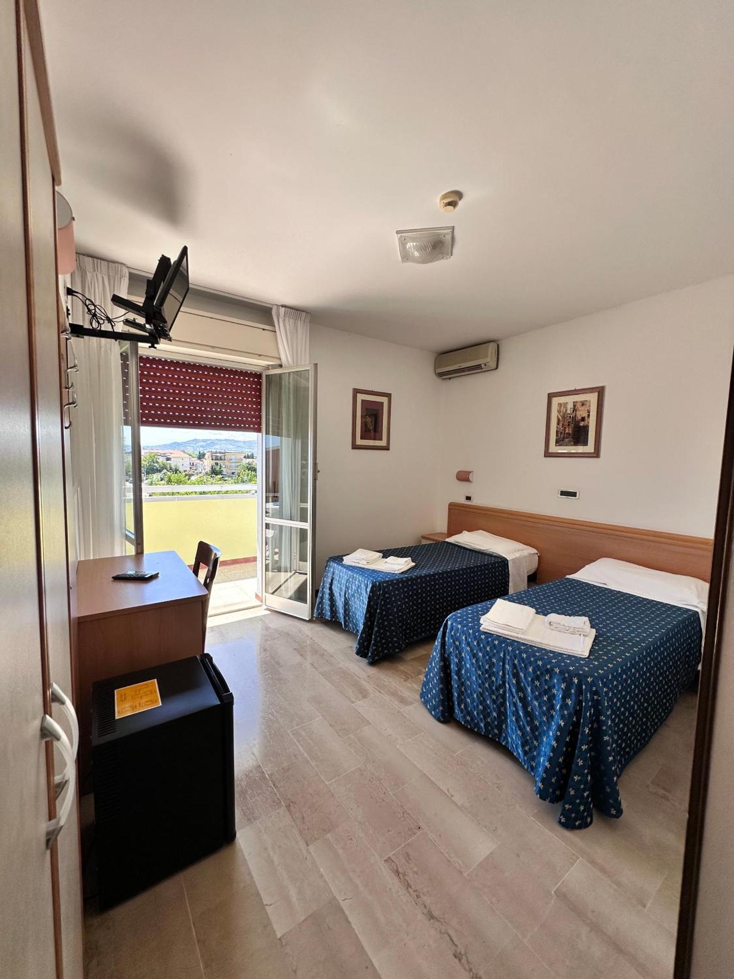 Hotel Holiday مارتينسيكورو الغرفة الصورة