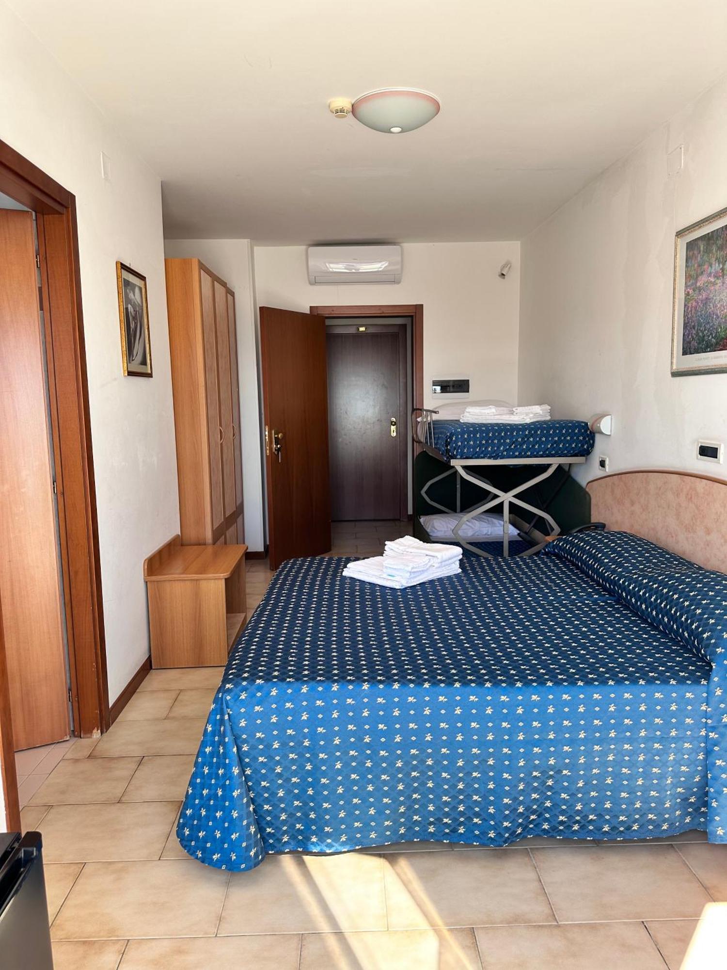 Hotel Holiday مارتينسيكورو الغرفة الصورة