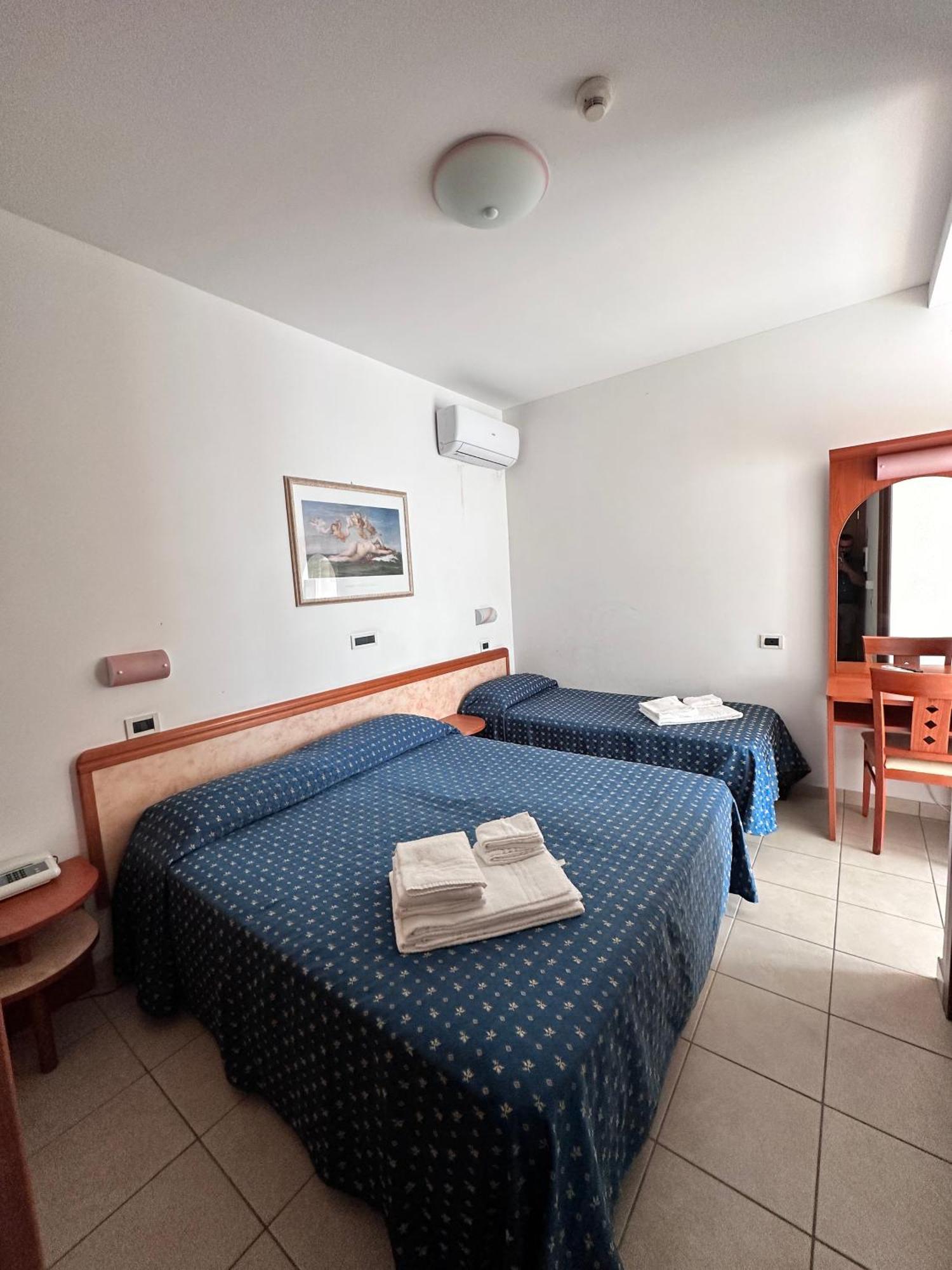 Hotel Holiday مارتينسيكورو الغرفة الصورة