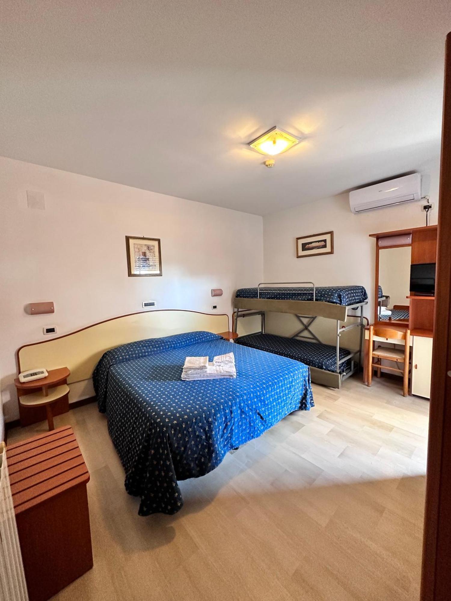 Hotel Holiday مارتينسيكورو الغرفة الصورة