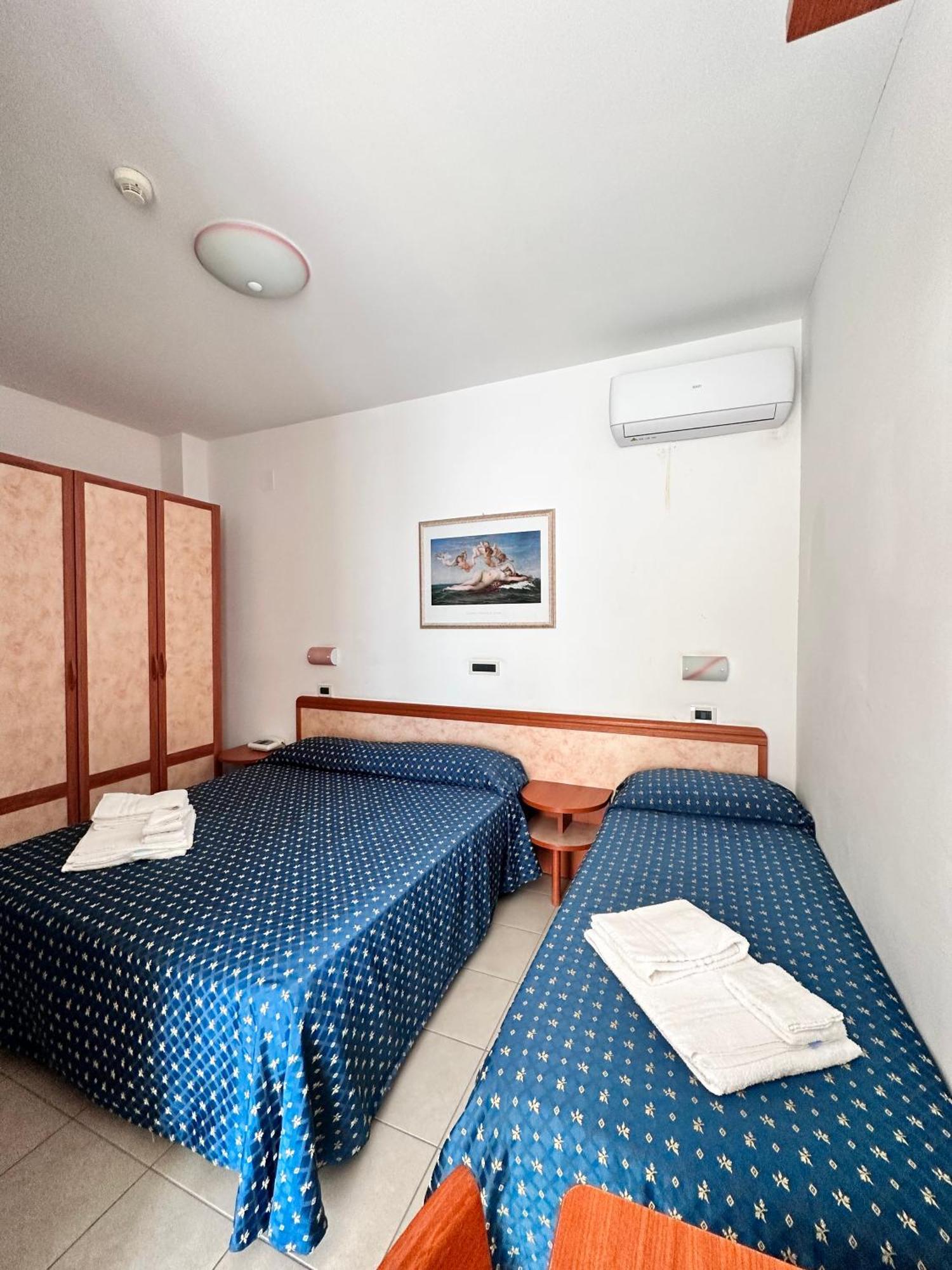 Hotel Holiday مارتينسيكورو الغرفة الصورة