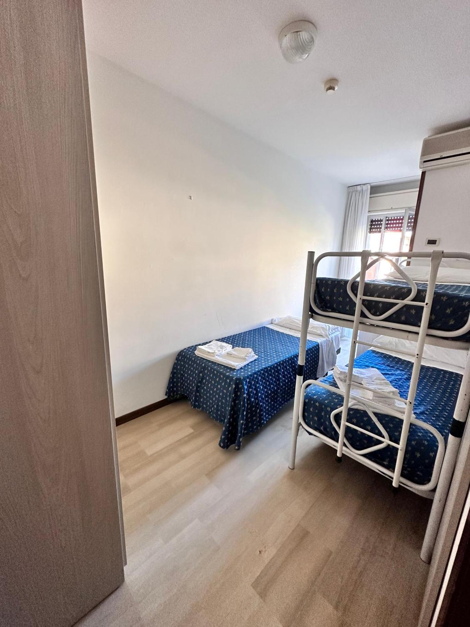 Hotel Holiday مارتينسيكورو المظهر الخارجي الصورة