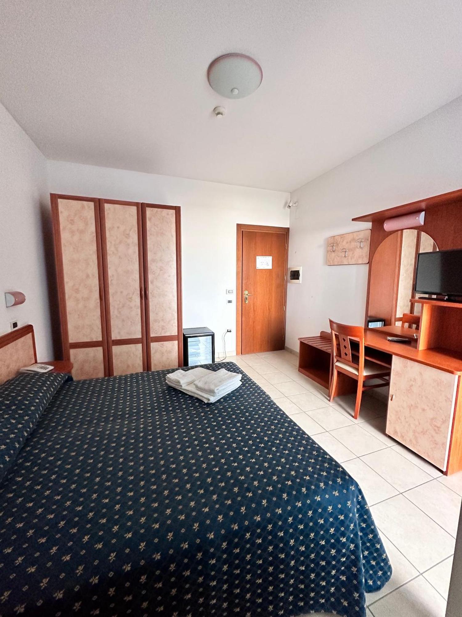 Hotel Holiday مارتينسيكورو الغرفة الصورة