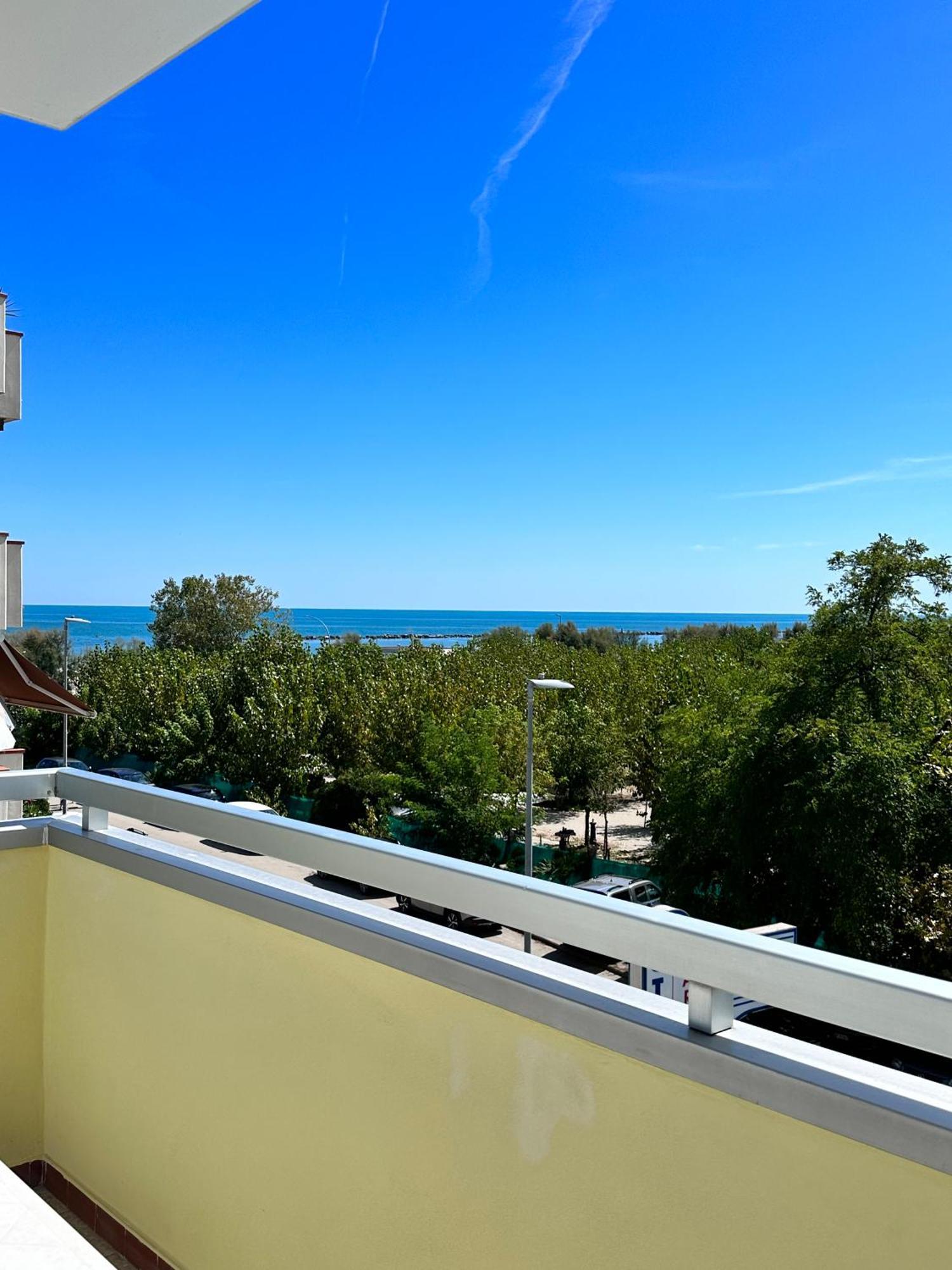 Hotel Holiday مارتينسيكورو المظهر الخارجي الصورة